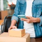 Imagen de hombre con móvil preparando una devolución